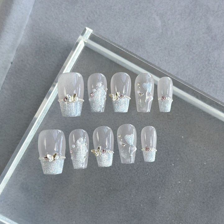 Künstlerisches Press-On Nagelkunstset mit Herz- und himmlischen Designs