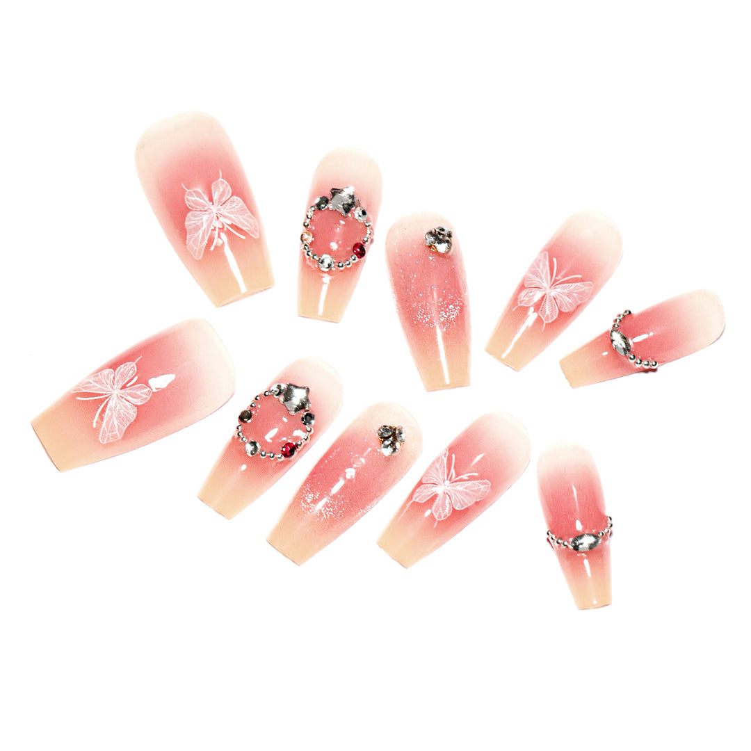 Künstliche Nagelverlängerungen mit floralem Design und funkelnden Akzenten Karnz