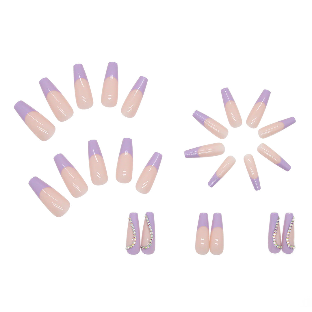 Kunstnagelset mit funkelnden Herzen und eleganten Glitzerakzenten Karnz