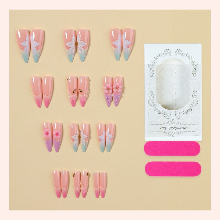 Kunstnagelset mit eleganten Blüten- und zarten Farbverläufen Karnz