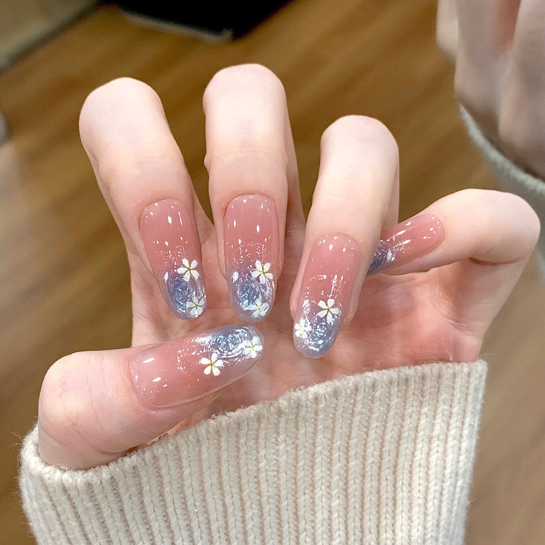 Glamouröse Kunstnägel mit Floralem Design Karnz