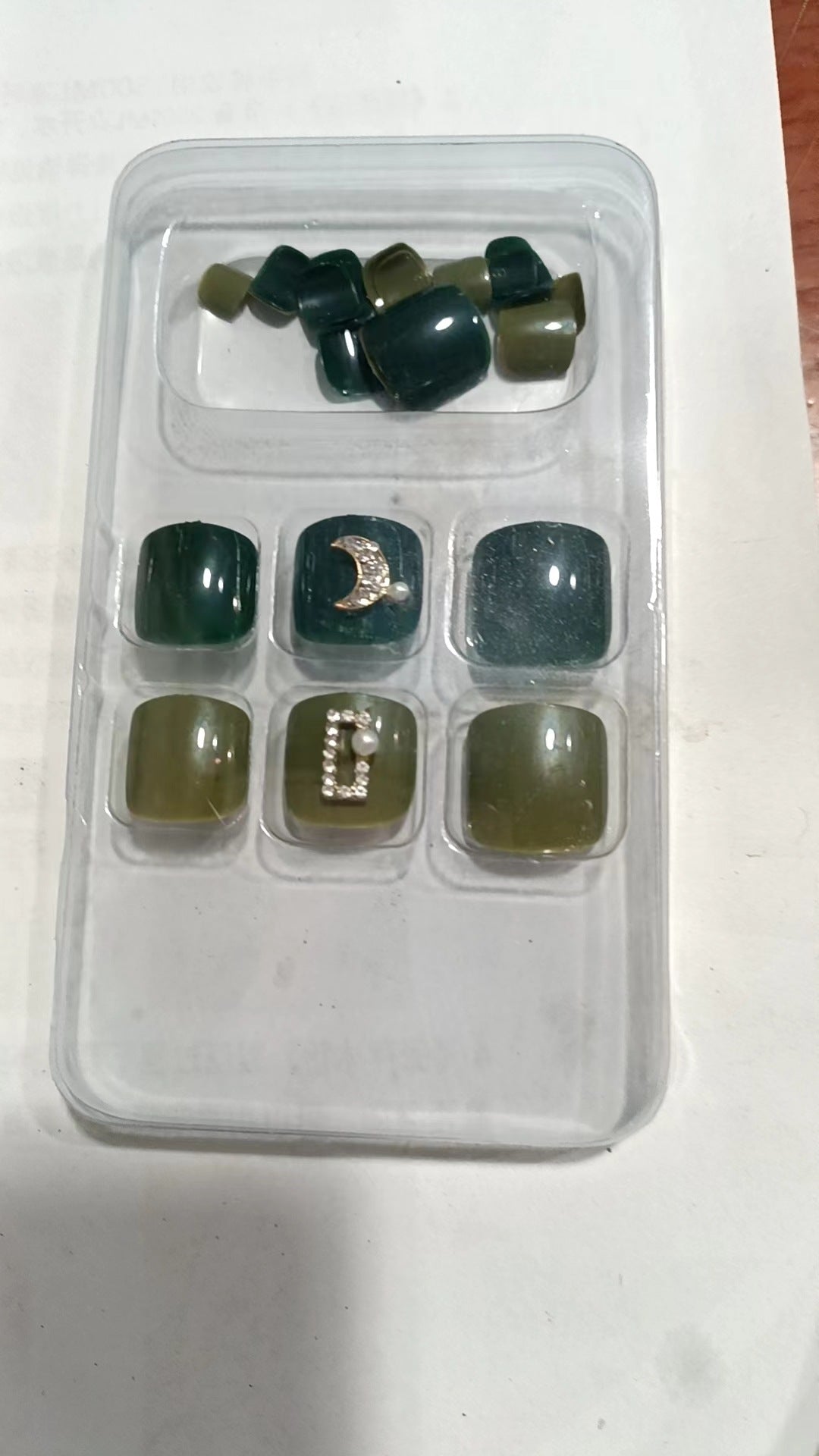 Dekorativer Press-On Nagelset mit Edelsteinakzenten Karnz