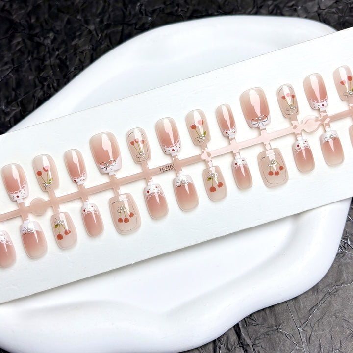 Dekoratives Press-On Nagelkunst-Set mit floralem und verspieltem Design