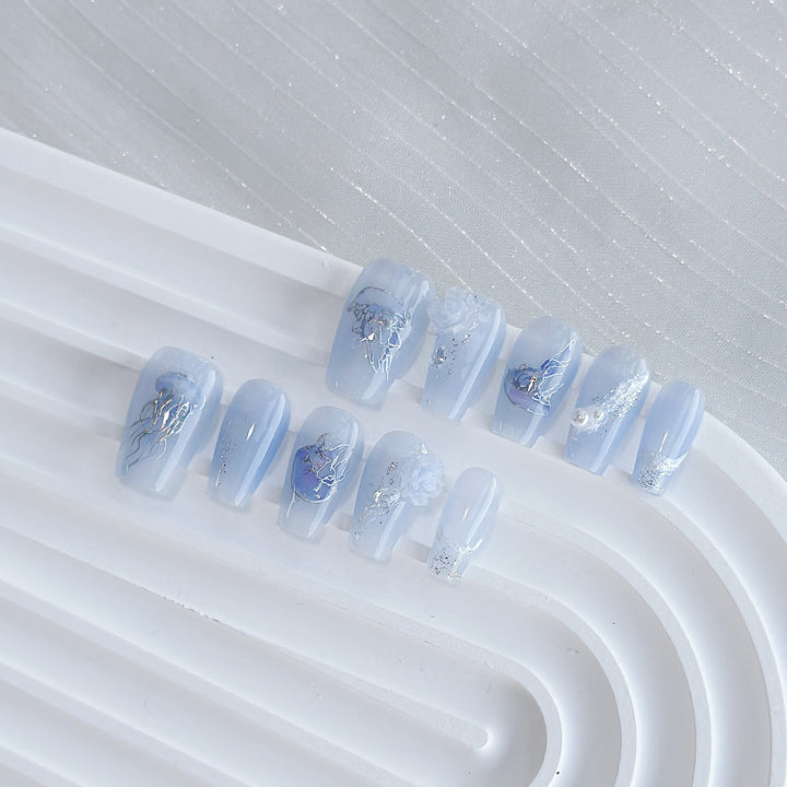 Künstlerisches Press-On Nagelkunstset mit Herz- und himmlischen Designs