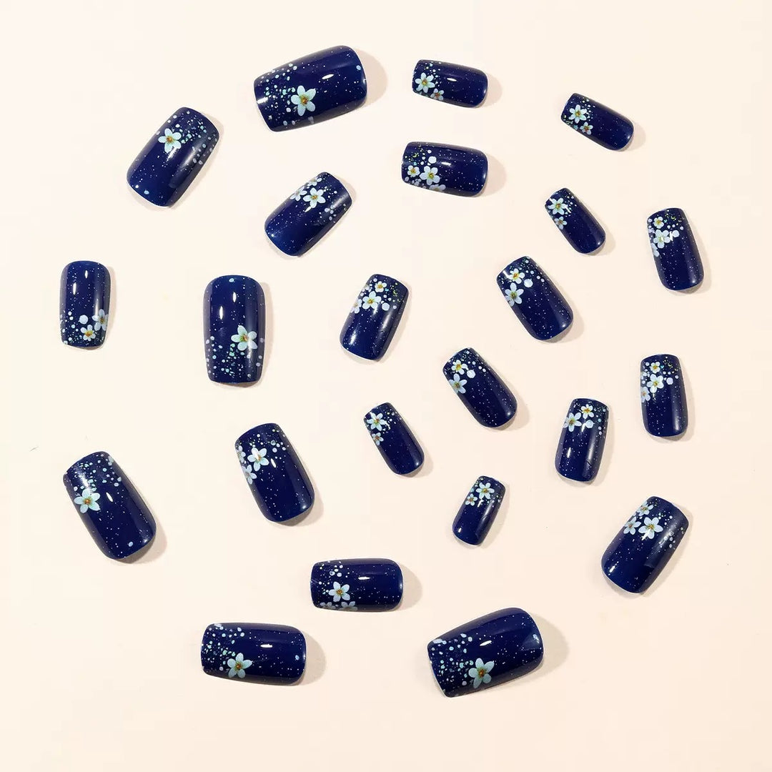 Kunstnagelset mit elegantem Blumendesign und Glitzerakzenten Karnz