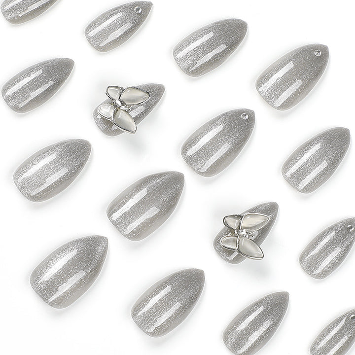 Glamouröse Stiletto-Nägel mit strahlendem Glitzer und elegantem 3D-Design Karnz