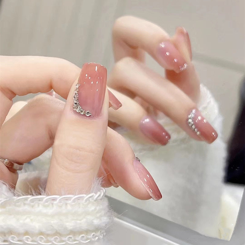 Elegante Ombre Press-On Nagelset mit dekorativen Strassakzenten Karnz