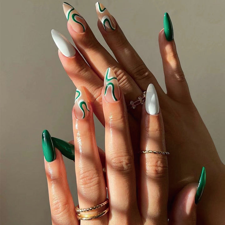 Elegante Nagelkunst mit kreativen Wellen-Designs Karnz