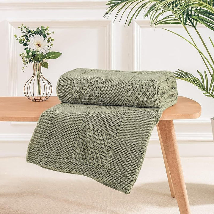Strukturierte Strickwurfdecke