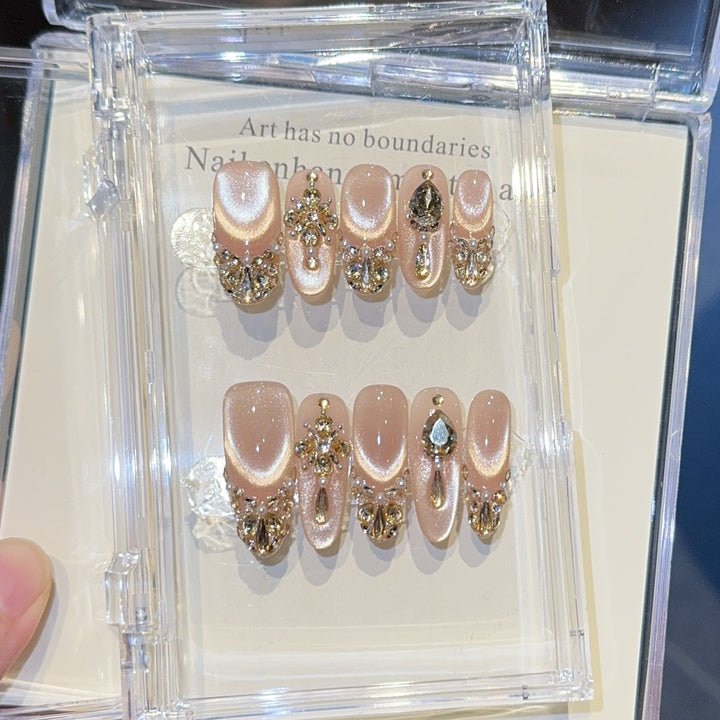Glamouröse Kunstnägel mit Glitzerdetails Karnz