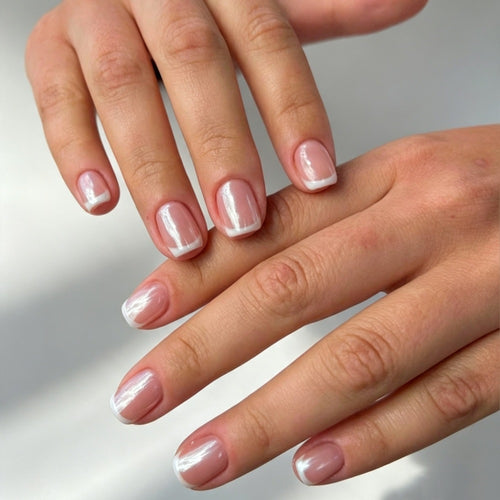 Hochwertige Kunstnägel mit Elegantem French-Tip Design Karnz