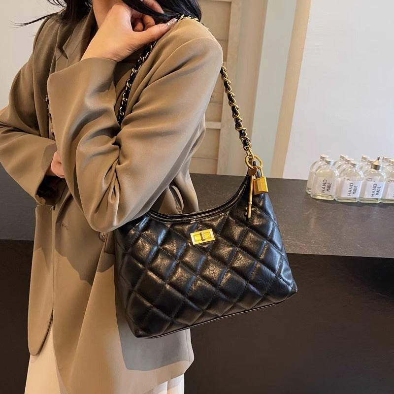 Gepolsterte Schultertasche mit Kettendetail Karnz