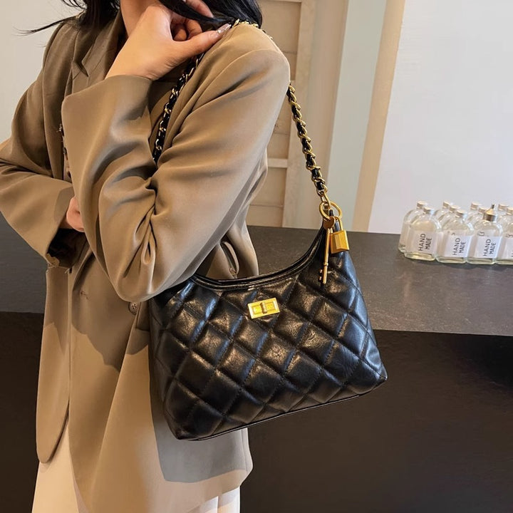 Gepolsterte Schultertasche mit Kettendetail Karnz