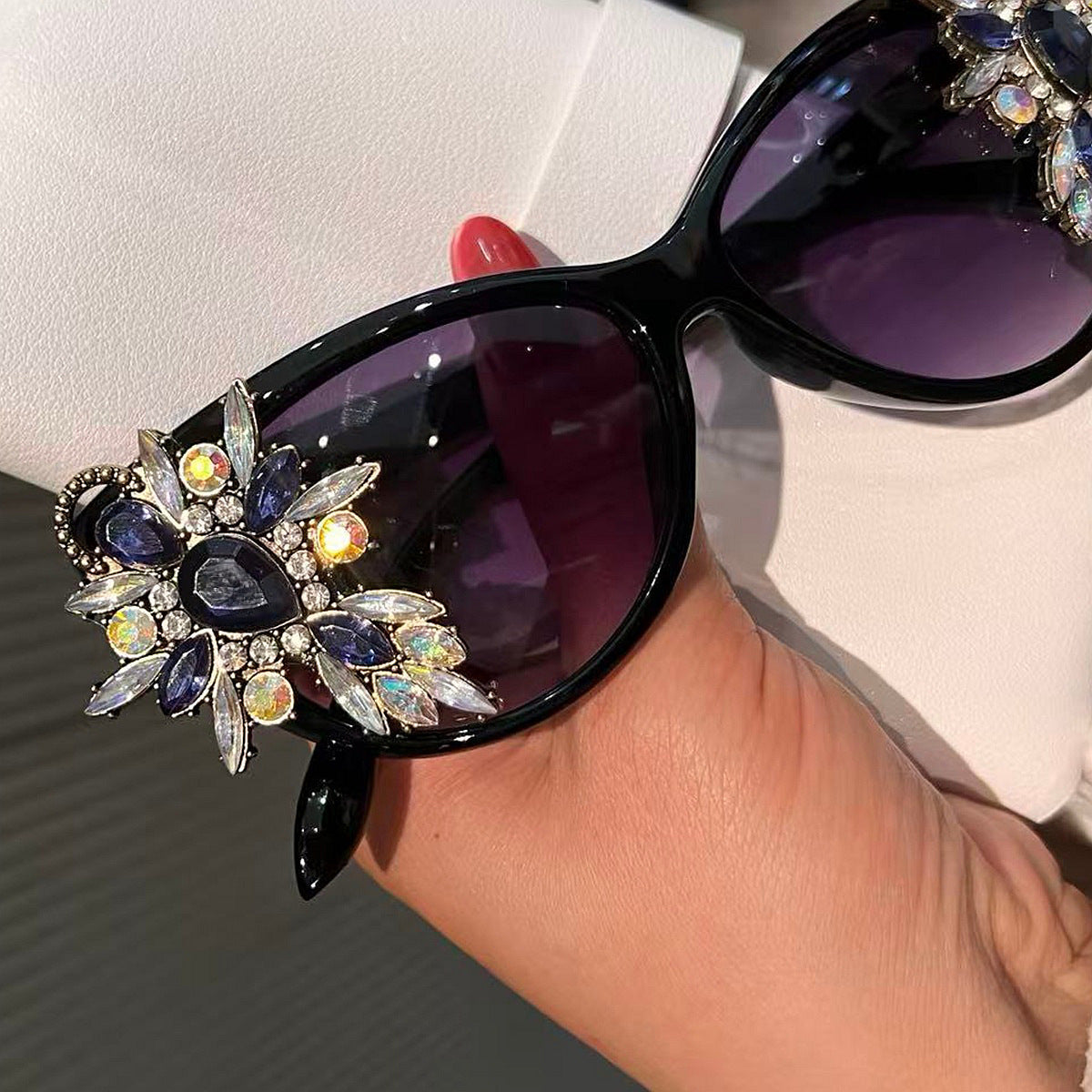 Damen Sonnenbrille mit exklusivem Schmuckdesign Karnz