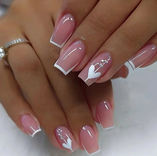 Elegante Herzdesign Nagelverstärkungen Karnz