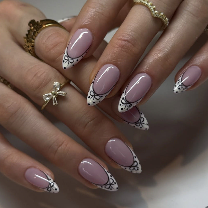 Kunstvolle Stiletto-Nägel mit elegantem Floral Design Karnz