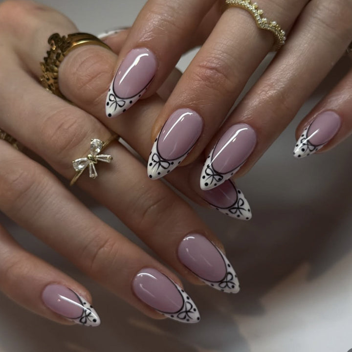 Kunstvolle Stiletto-Nägel mit elegantem Floral Design Karnz