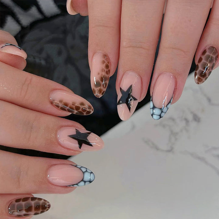 Künstlerisches Press-On Nagelset mit einzigartigen Stern- und Texturdesigns Karnz