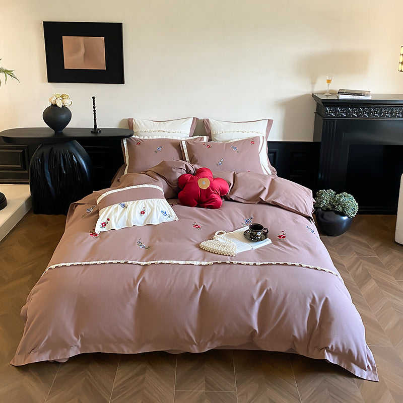 Duvetbezug-Set aus Premium-Baumollsatin mit dezent gesticktem Wildblumenmotiv und Rüschenkante