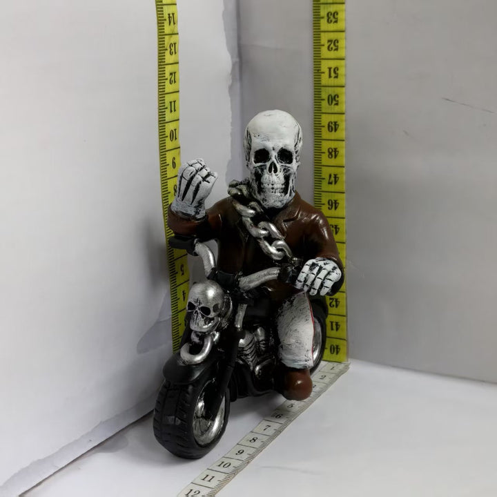 Gruselige Motorradfigur Karnz