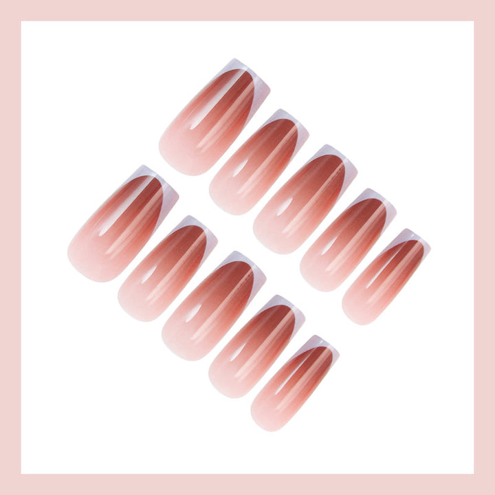 Kunstnagelset mit elegantem French-Tipp und modernem Ombre-Effekt Karnz