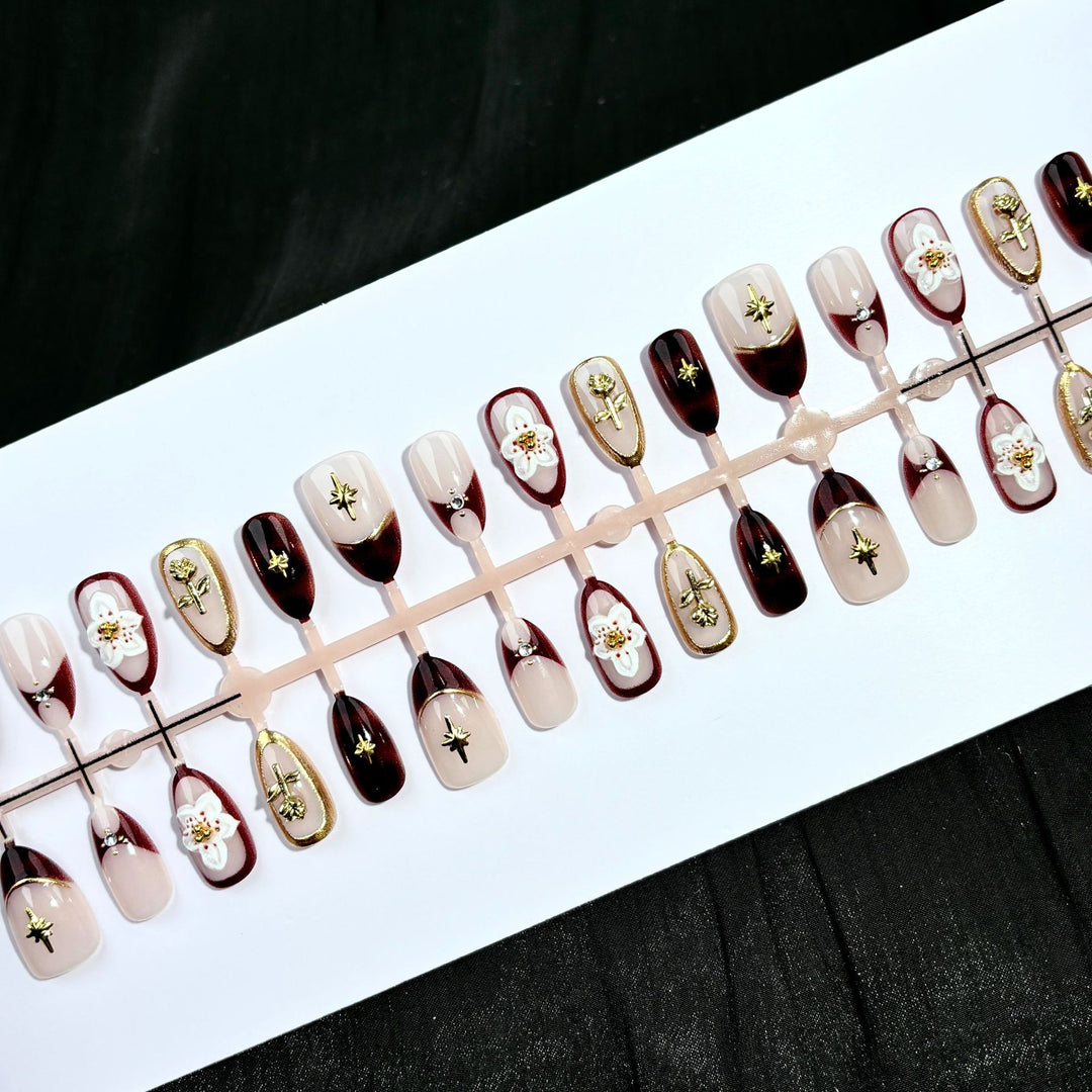 Dekoratives Press-On Nagelkunst Set mit floralen und goldenen Akzenten