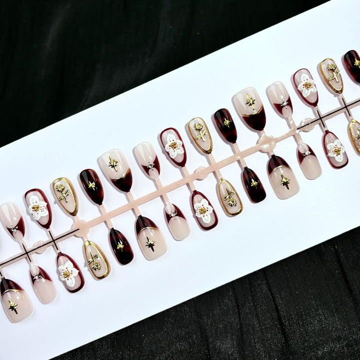 Dekoratives Press-On Nagelkunst Set mit floralen und goldenen Akzenten