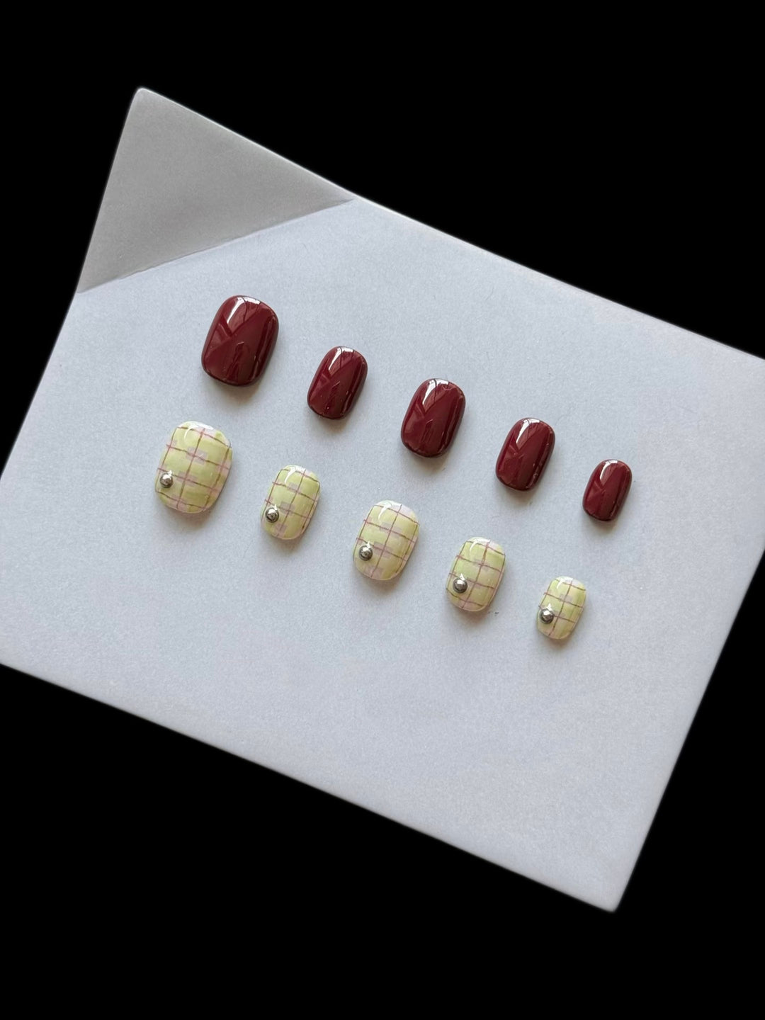 Elegantes Press-On-Nagelkunst-Set mit Karomuster und glänzenden Oberflächen