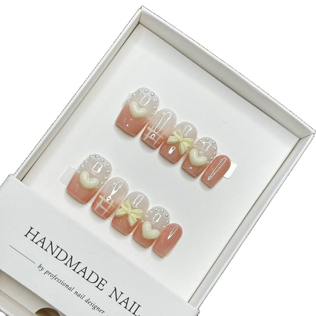 Handgemachtes dekoratives Press-On-Nagelkunst-Set mit Herz- und Schleifenakzenten