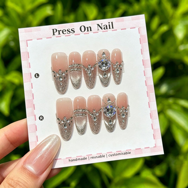 Glamourös Press-On Nagelkunst Set mit dekorativen Strasssteinen