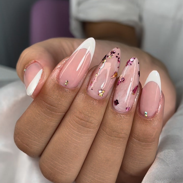 Elegante Stiletto Press-On Nagelkunst mit Strass-Akzenten Karnz