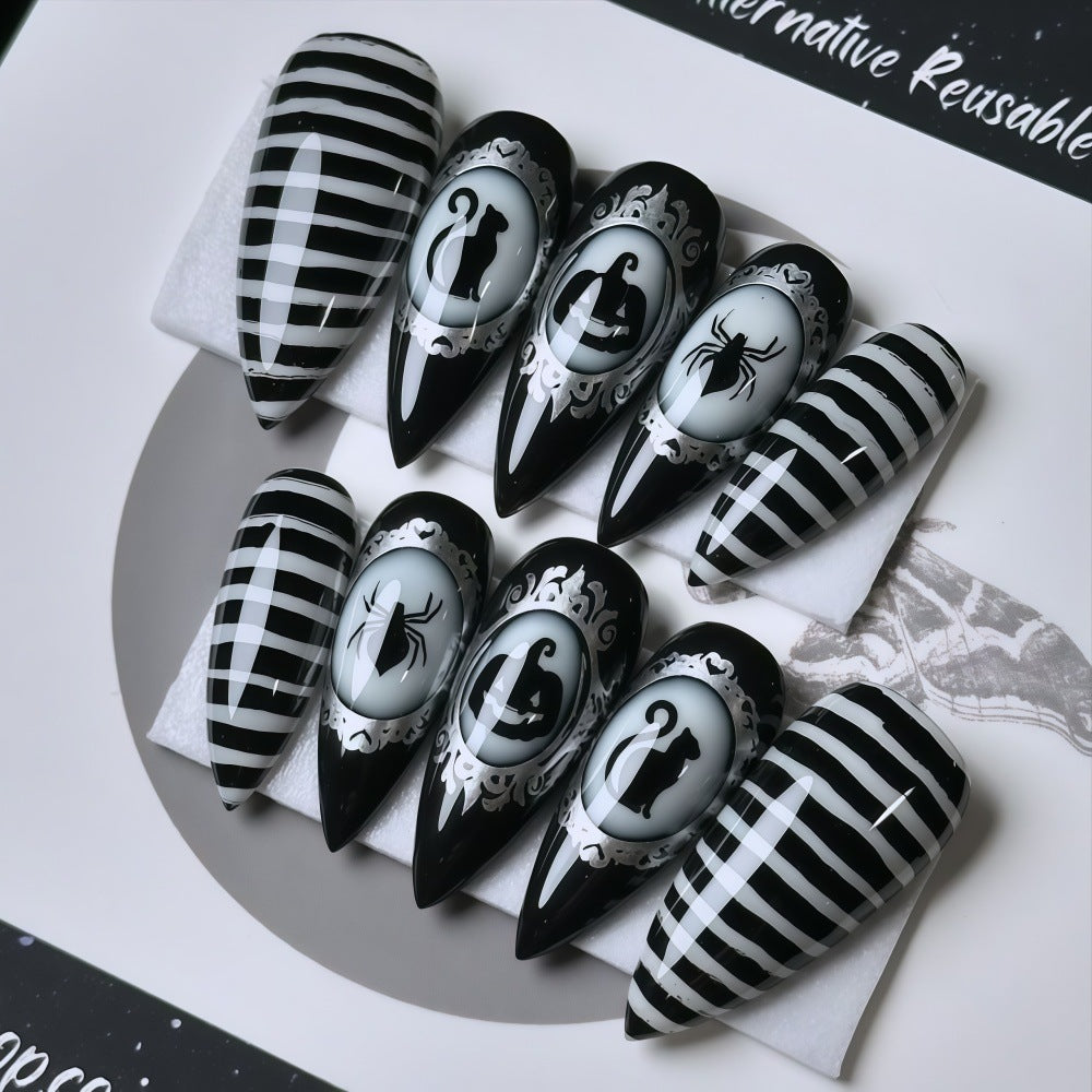 Kreatives Kunstnagelset mit schaurigen Motiven Karnz