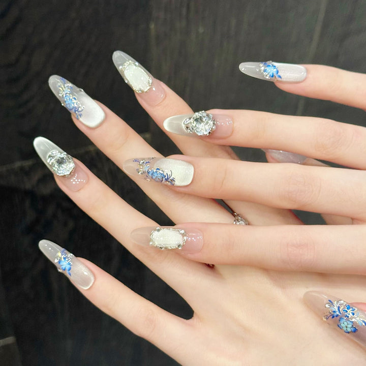 Blumengeschmücktes Press-On-Nagelset mit Edelsteinakzenten