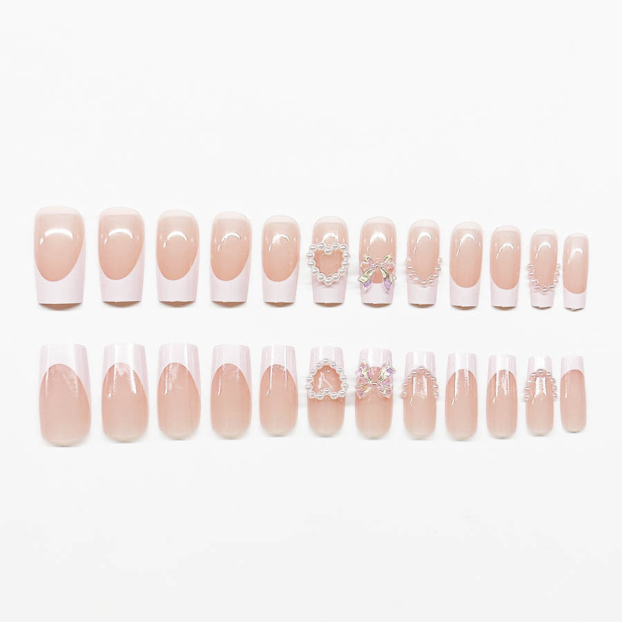 Kunstnagelset mit eleganten Perlen- und 3D-Blumenverzierungen Karnz