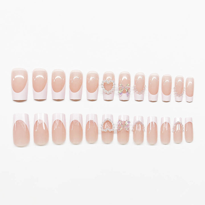 Kunstnagelset mit eleganten Perlen- und 3D-Blumenverzierungen Karnz