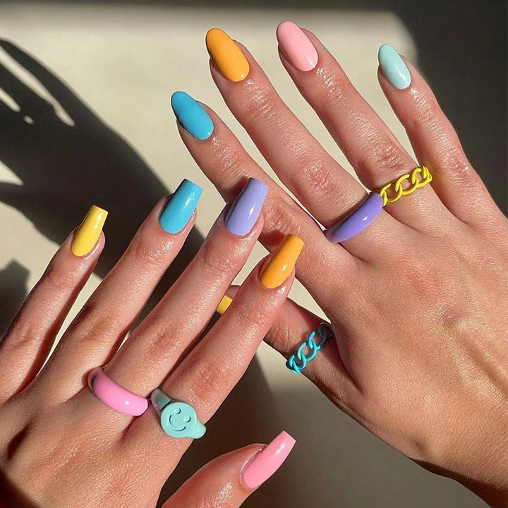 Künstliche Nagelkunst mit bunten Designs Karnz