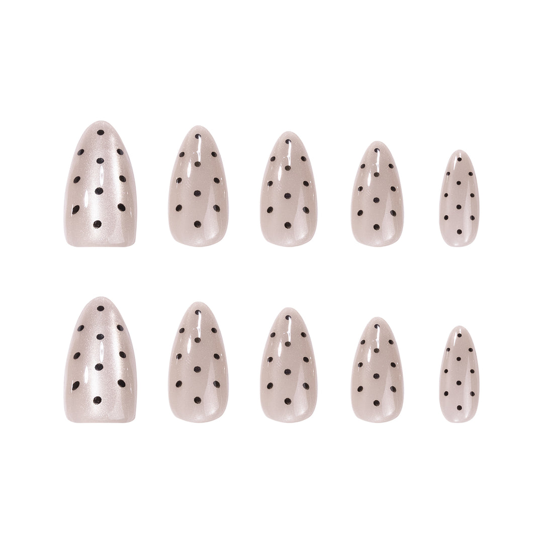 Kunstvolle Nagelspitzen im modernen Design Karnz