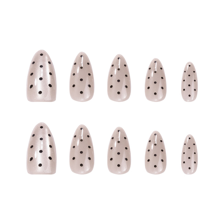 Kunstvolle Nagelspitzen im modernen Design Karnz