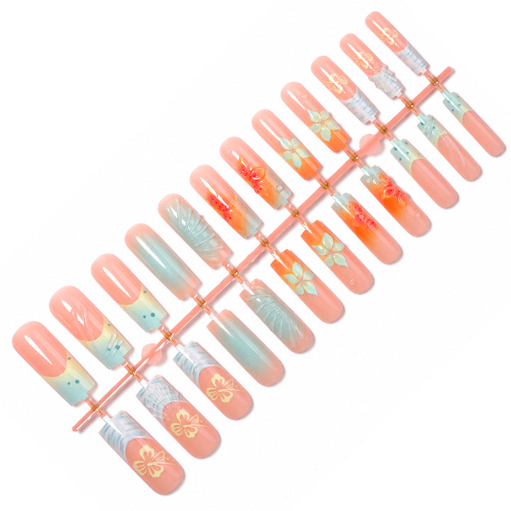 Kunstnagelset mit floralen und luxuriösen Verzierungen Karnz