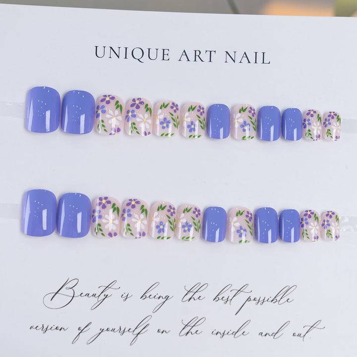Florale Press-On Nagelkunst