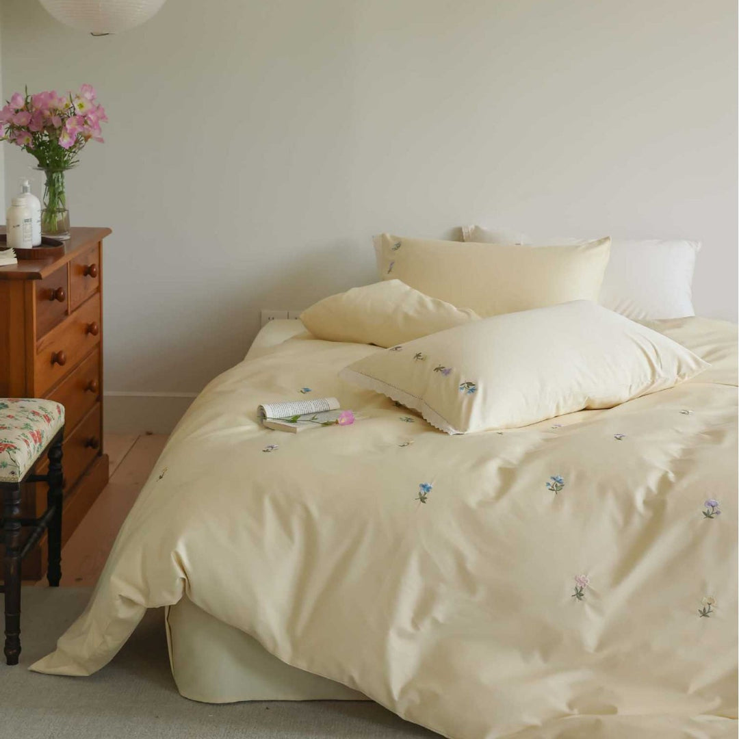 Besticktes Baumwollsatin-Bettwäsche-Set mit dezentem Blumen‑Streumotiv