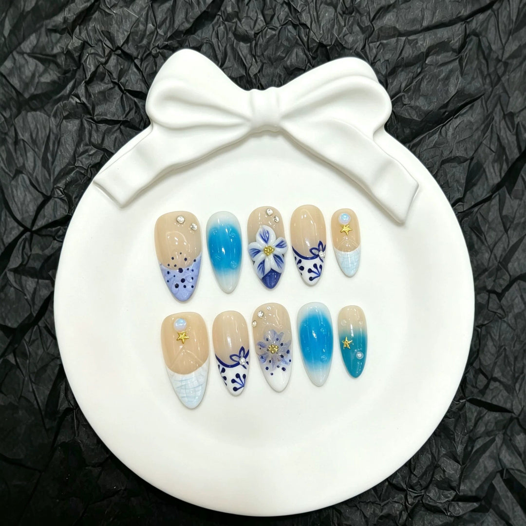 Künstlerisches Press-On Nagelkunst Set mit floralen und Juwelenakzenten