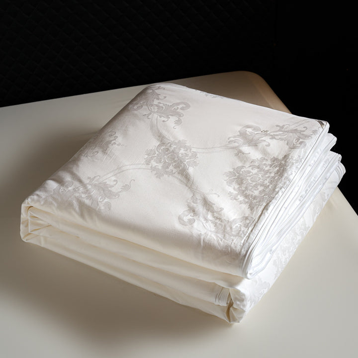 Elegante Jacquard-Bettwäschegarnitur aus Baumwollsatin mit feiner Reliefstruktur und Hotel-Style-Kissenbezügen