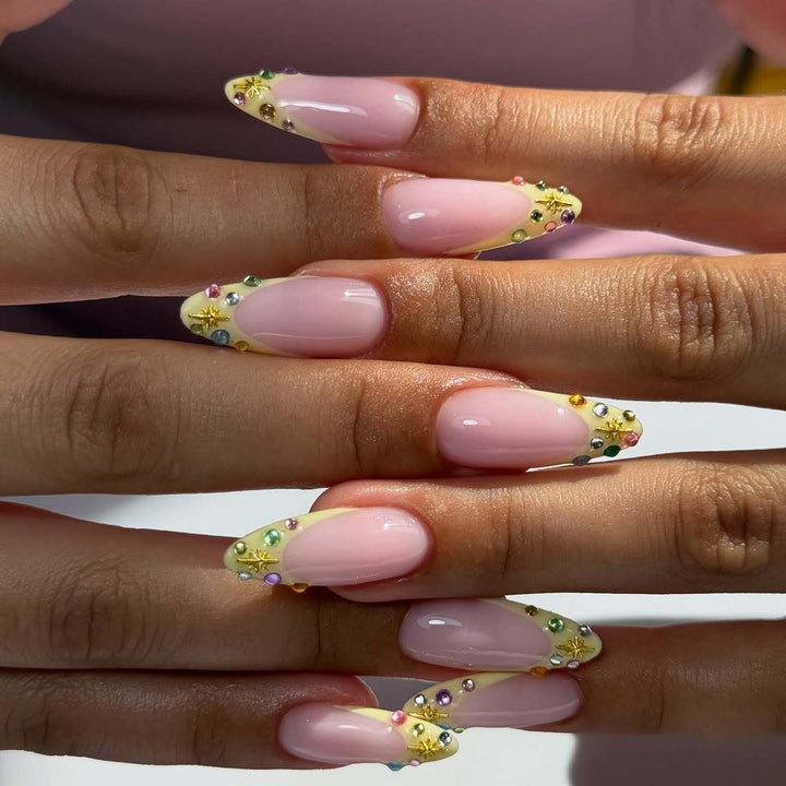 Kunstnagelset mit floralen 3D-Verzierungen und Glitzerakzenten Karnz