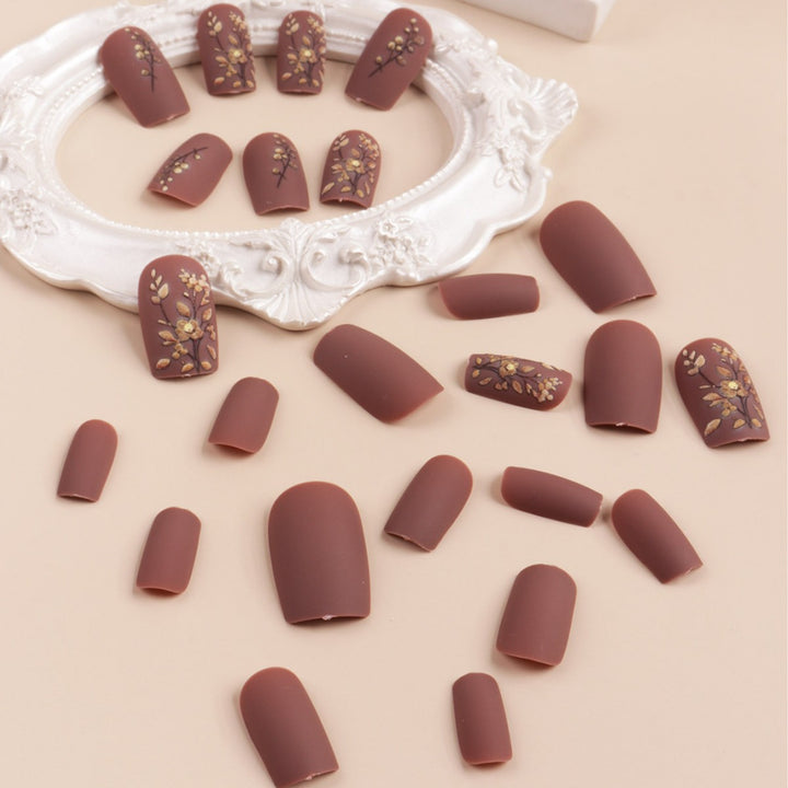 Künstlerische Nagelkunst Karnz