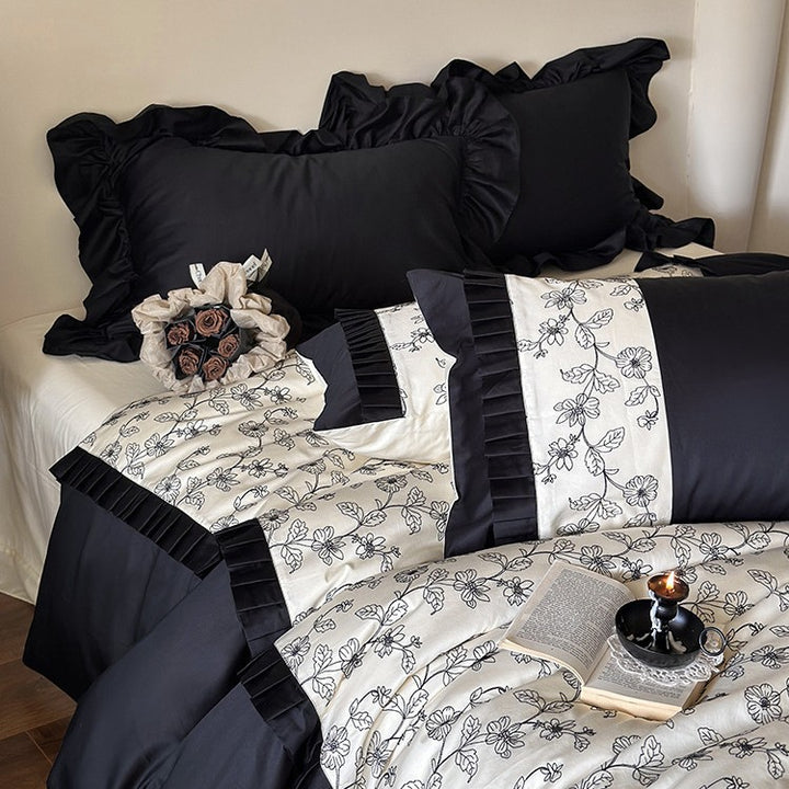 Elegante Wendebettwäsche-Garnitur aus feinem Satin mit botanischem Konturprint und Plissee-Bordüre