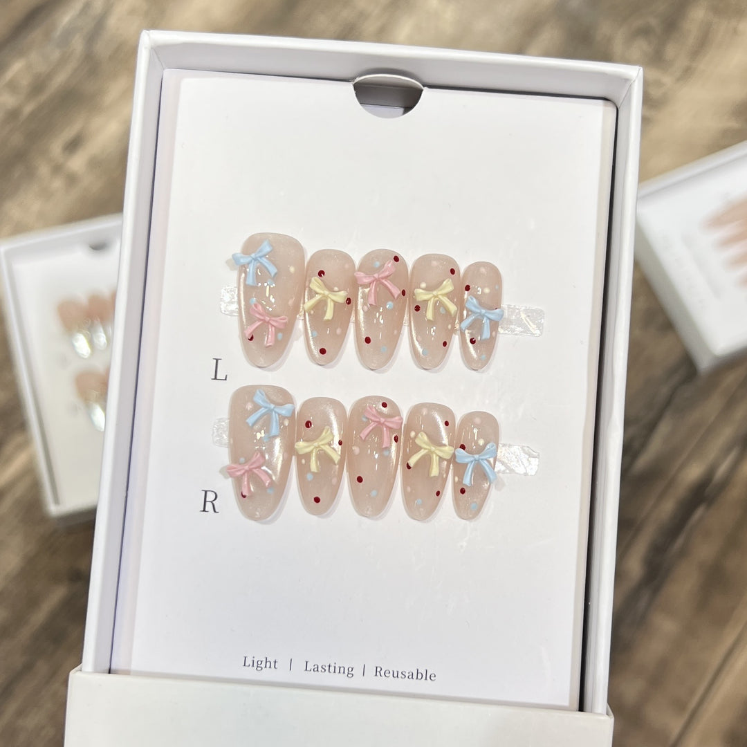 Dekoratives Press-On-Nagelset mit charmantem Bogen und Punkten Karnz