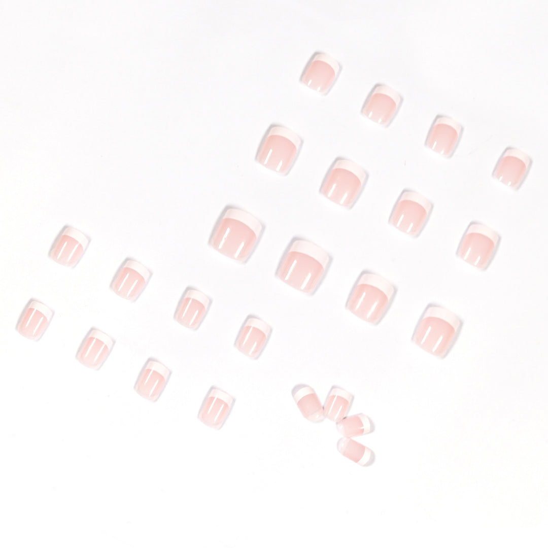 Kunstnägel im French Tip Design Karnz