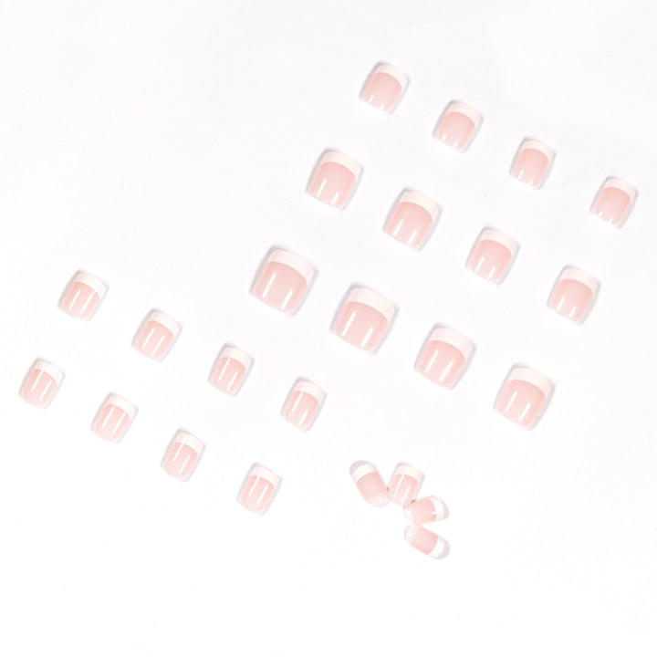 Kunstnägel im French Tip Design Karnz