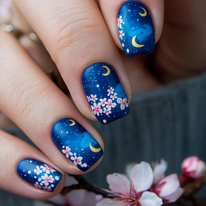 Kunstnagelset mit Floralen Motiven Karnz